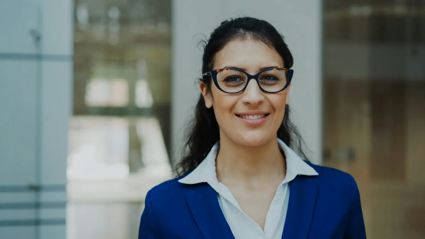 Mujer sonriendo con lentes de armazón oscuro